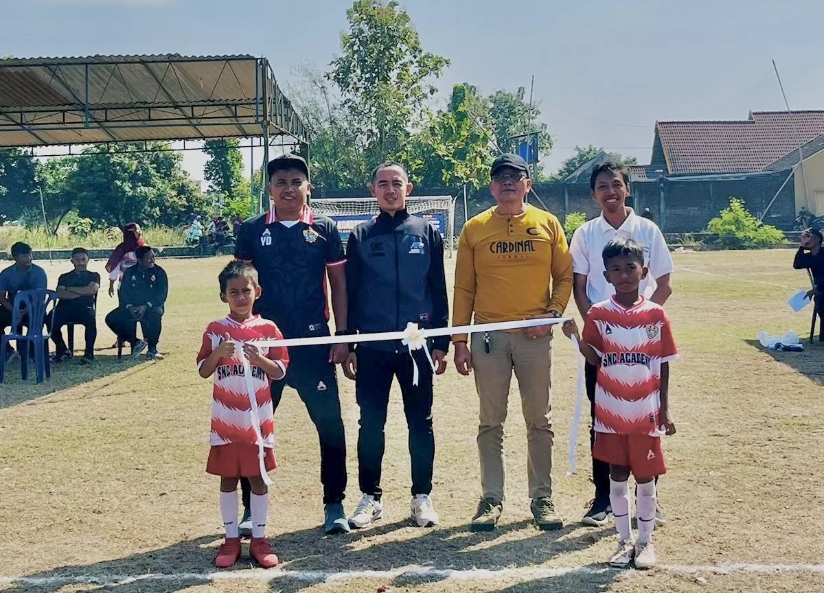 Slamet Nur Cahyo bersama rekan saat meresmikan SNC Academy di Pleret Bantul (Ist)
