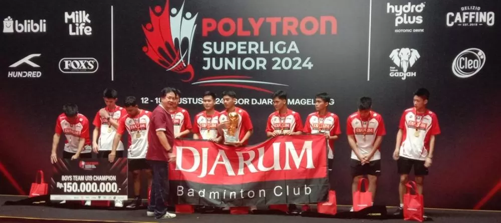 Liem Swie King saat menyerahkan Piala Liem Swie King kepada Tim PB Djarum yang berhasil keluar sebagai juara, Minggu sore. (Thoha)   (. (Thoha))
