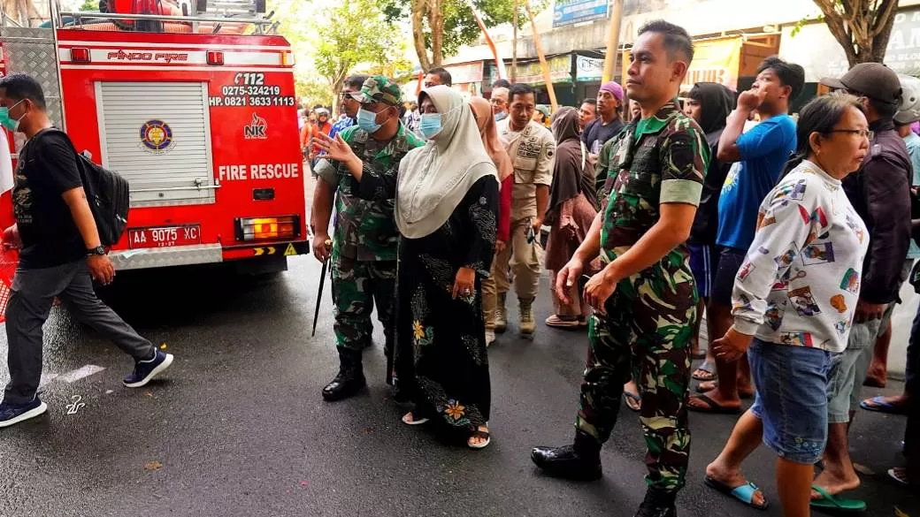 Bupati Purworejo Hj Yuli Hastuti SH saat memantau langsung kebakaran pasar Kutoarjo Purworejo  (istimewa)