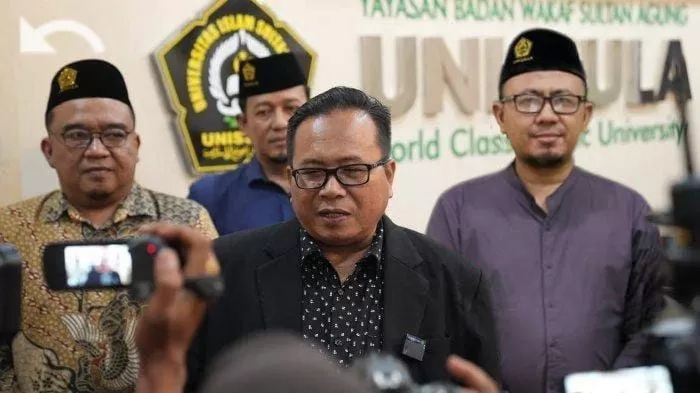 Rektor saat memberi keterangan kepada wartawan.