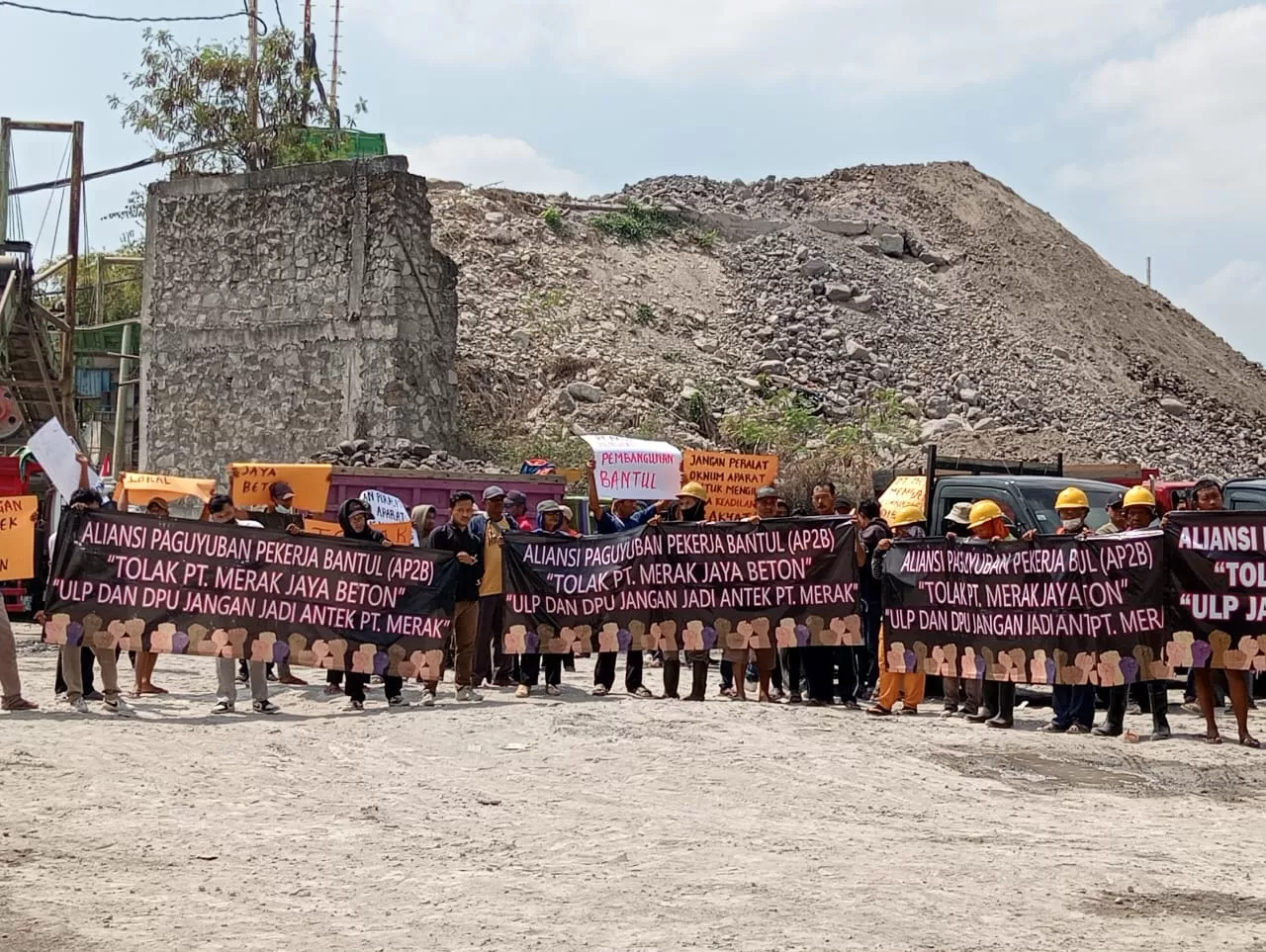 Para pekerja saat menggelar aksi protes (Ist)