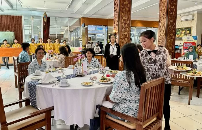 Mahasiswa menyajikan menu makanan dalam proses Table Manner Course (Harminanto) 