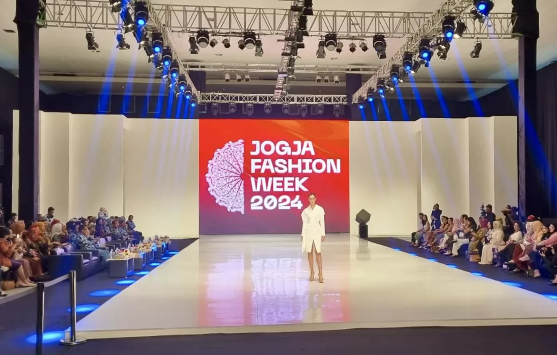 Jogja Fashion Week (JFW) 2024 resmi bergulir 22 Agustus 2024 dan akan berlangsung hingga 25 Agustus nanti. Jogja Expo Center (JEC) kembali menjadi venue, mempertemukan insan fashion tanah air dan inte (Harminanto)