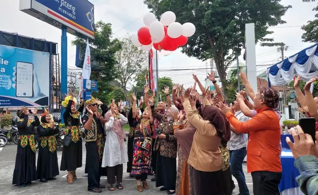   Bupati Purworejo Hj Yuli Hastuti didampingi Pemimpin Bank Jateng Cabang Purworejo Isnanto Subroto saat menyerahkan hadiah undian tabungan&nbsp;Bima di halaman&nbsp;bank setempat.&nbsp;&nbsp;KR-Hendri Utomo