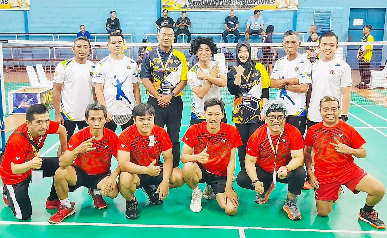 Tim bulutangkis Porwanas Jawa Tengah (kaos merah) berfoto Bersama tim badminton Jawa Barat. (Budiono)