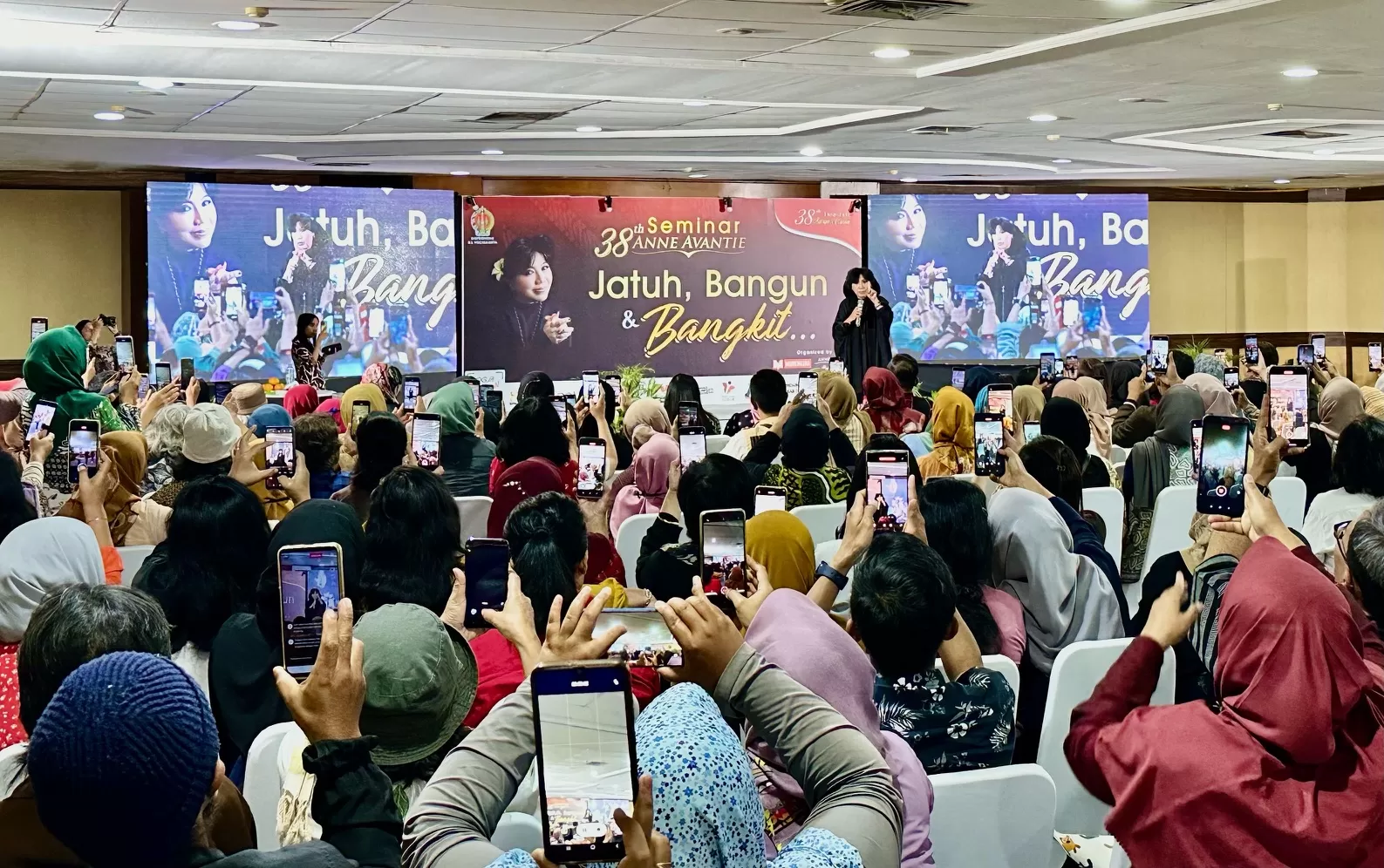 Anne Avantie saat berbicara di depan penonton Jogja Fashion Week (Harminanto) 