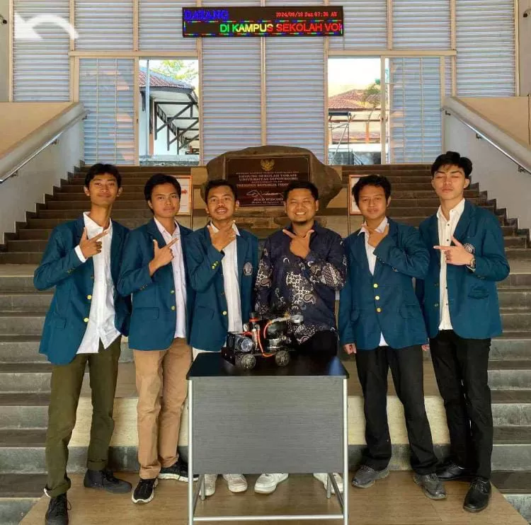 Tim Ramayana di depan prototipe mobil inovatifnya