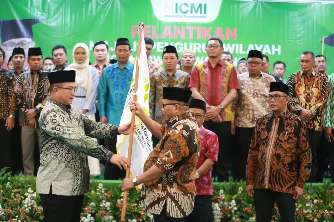 Prof Gunarto (kanan) saat menerima bendera ICMI