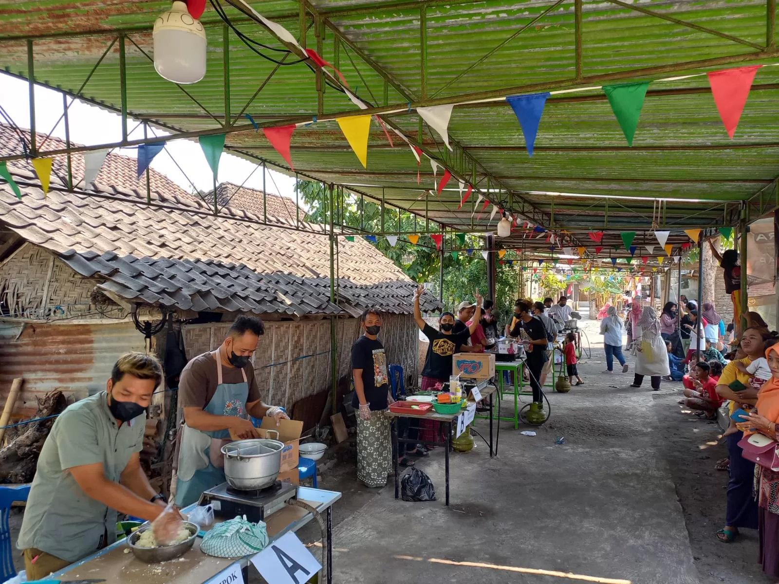 Peserta saat proses memasak mengolah singkong. didepannya para ibu-ibu memberi semangat. Foto: Agusigit