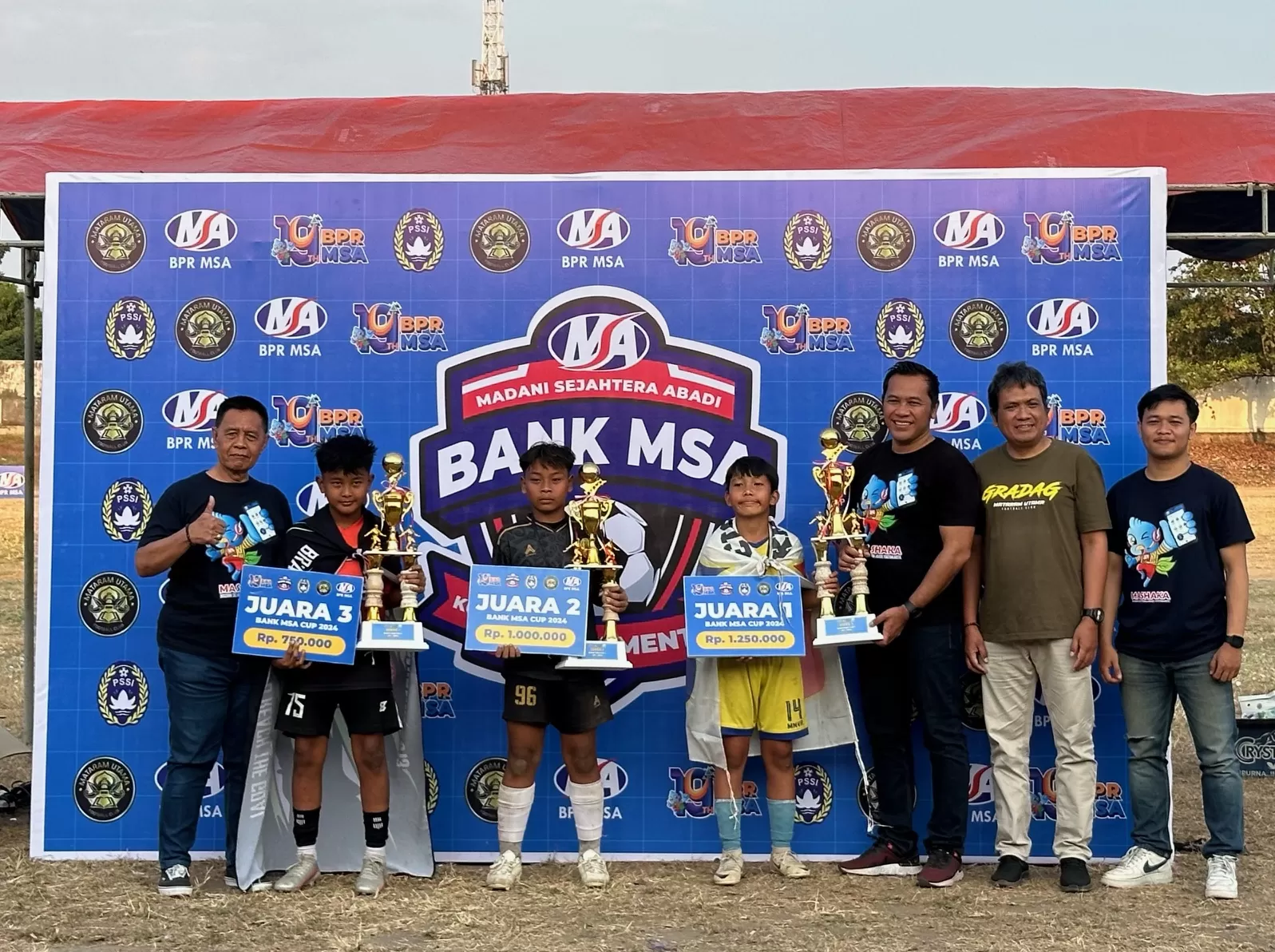   Penyelenggara berfoto bersama kapten tiga tim juara (Harminanto)