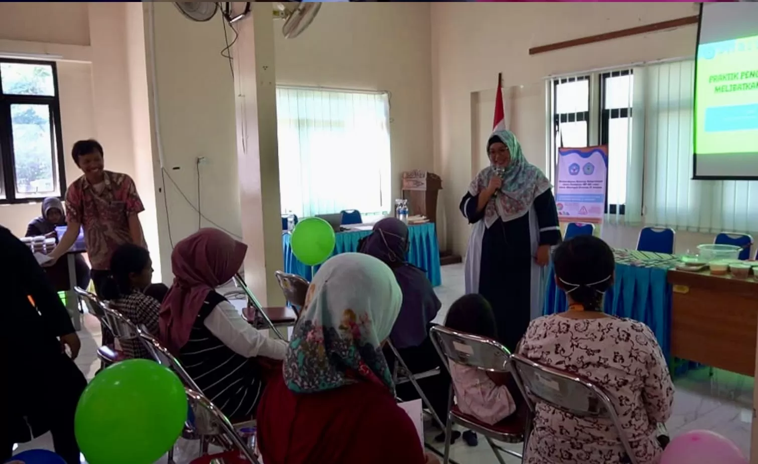 Dosen Unriyo saat ajarkan warga Purwomartani buat nuget lele kelor