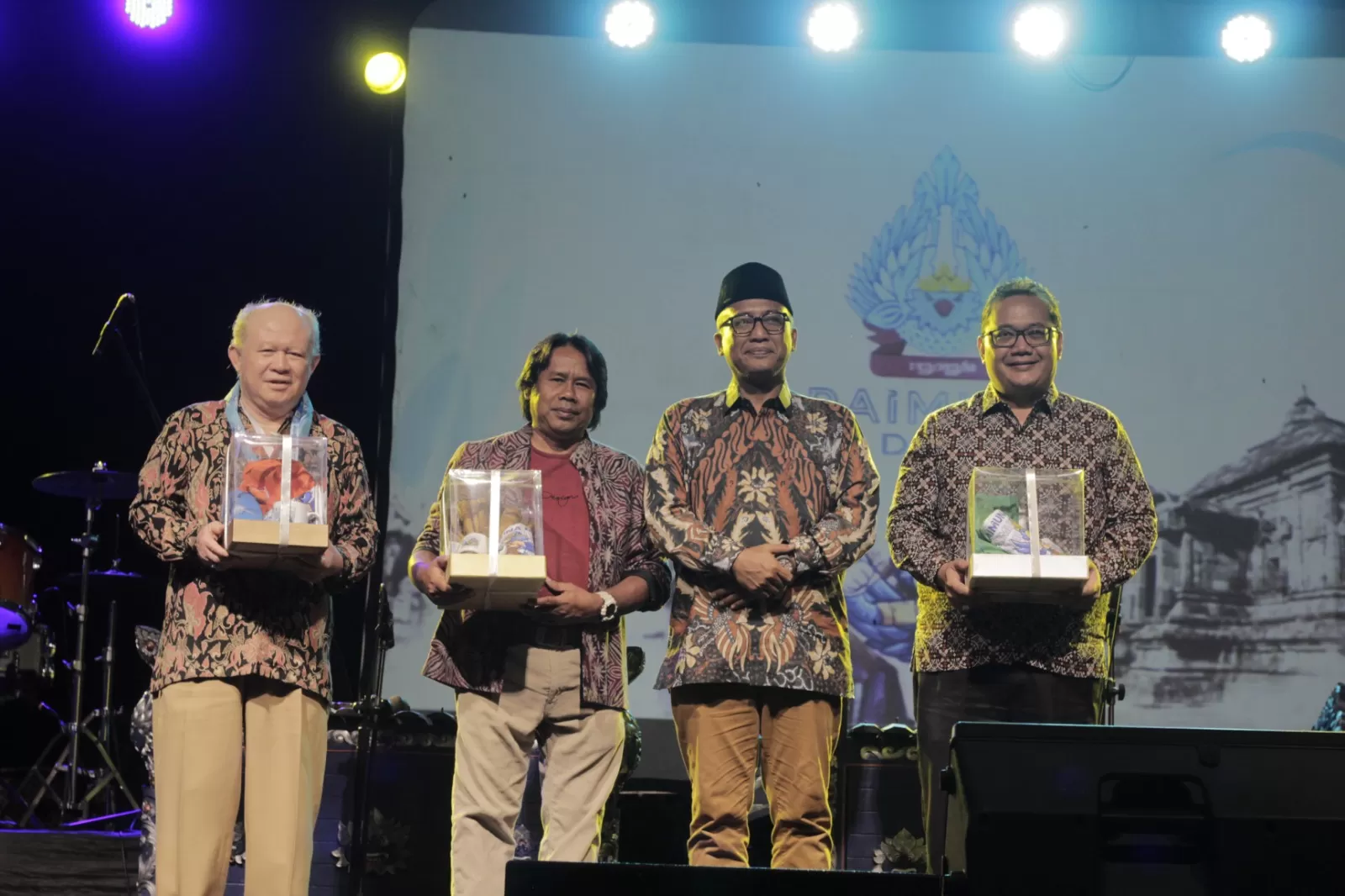 Pemberian kenang-kenangan pada pihak penyelenggara 