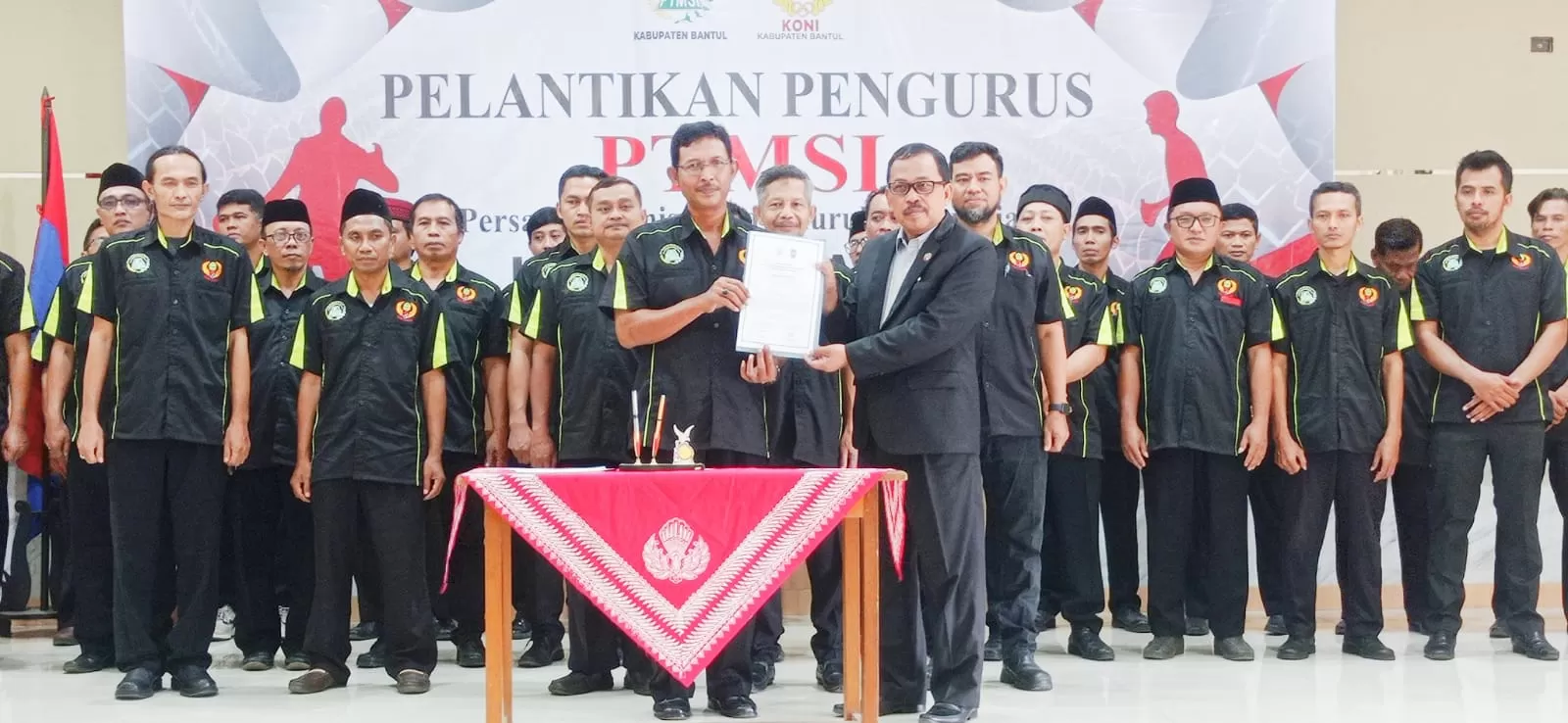  Ketua Umum Pengda PTMSI DIY, Ir Atmaji (kanan) menyerahkan SK kepada Ketua PTMSI Bantul Hari Andrianta.&nbsp;KR-Sukro Riyadi.