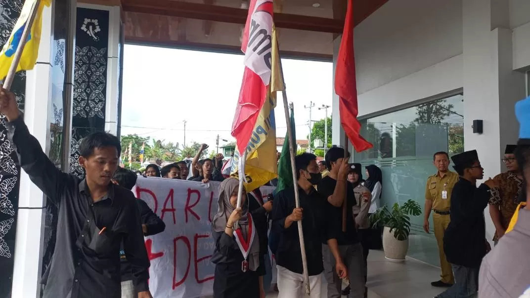  unjuk rasa penolakan terhadap revisi Undang-undang Pilkada  oleh kader Aliansi Masyarakat Sipil Purworejo di DPRD Purworejo.  (Hendri Utomo)