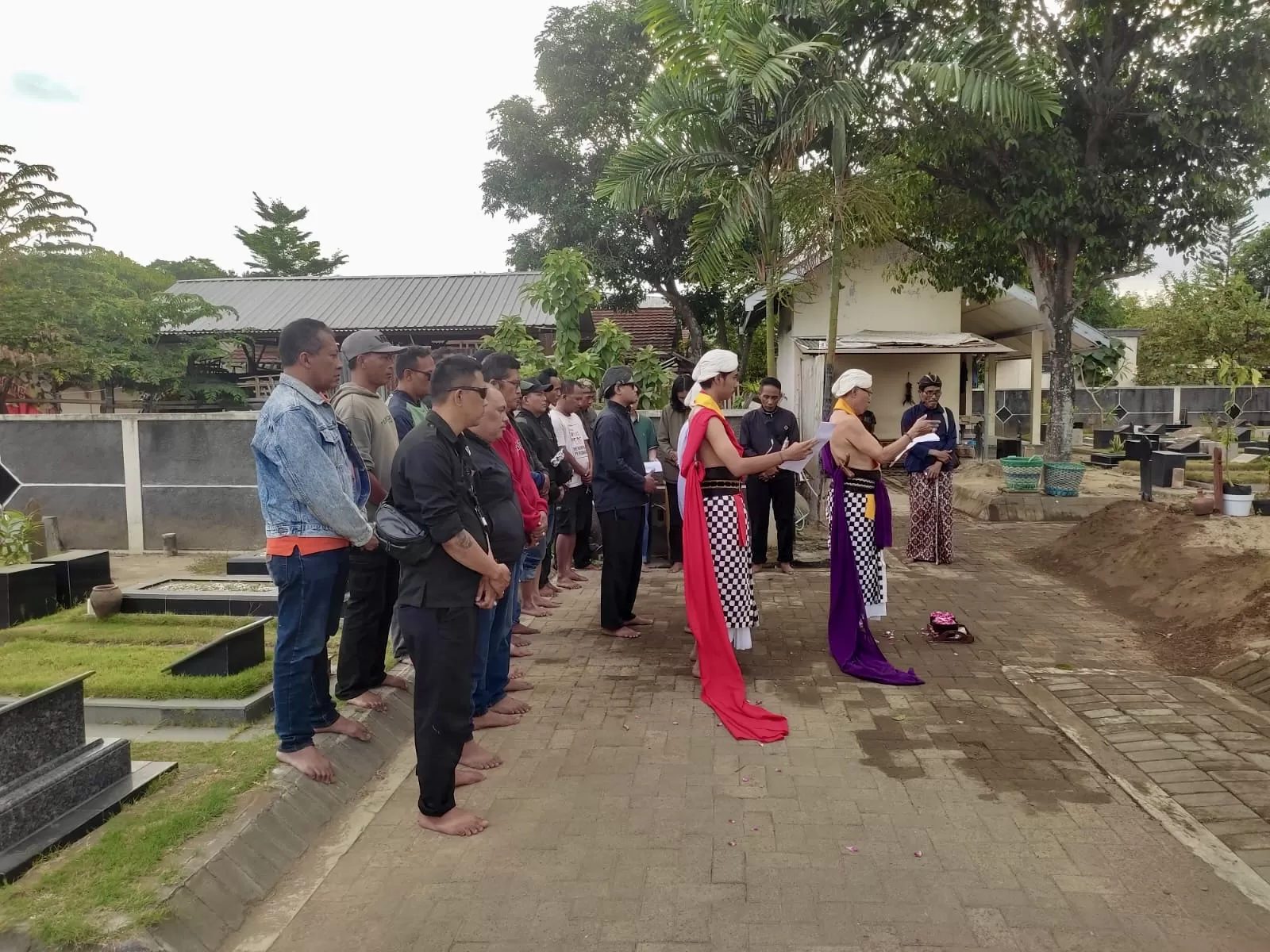 Warga PKBN lakukan ritual budaya di makam UGM (istimewa)