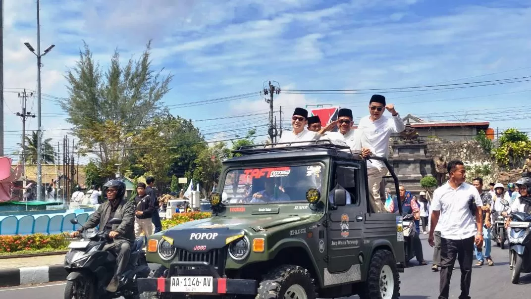  Keterangan: Suasana pasangan Calon Bupati dan Wakil Bupati Purworejo (Yophi Prabowo-Lukman Hakim) saat mendaftarkan diri ke Gedung KPU Kabupaten Purworejo (Hendri Utomo)