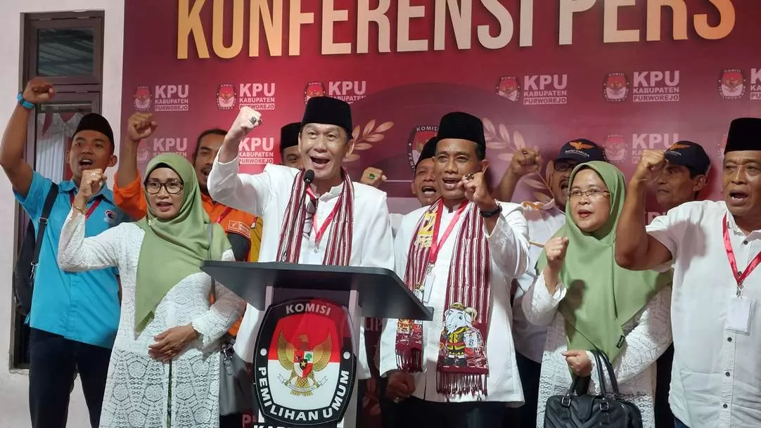  Bapaslon Yopi Prabowo-Lukman Hakim (kanan), Bapaslon Yuli Hastuti-Dion Agasi Setiabudi (kiri) usai mendaftarkan diri di KPU Kabupaten Purworejo.  ( Hendri Utomo)