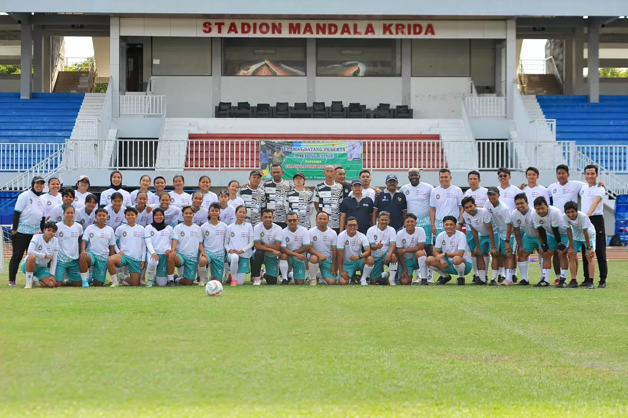  Coach Mochi bersama pelatih dan pemain putri DIY (istimewa)
