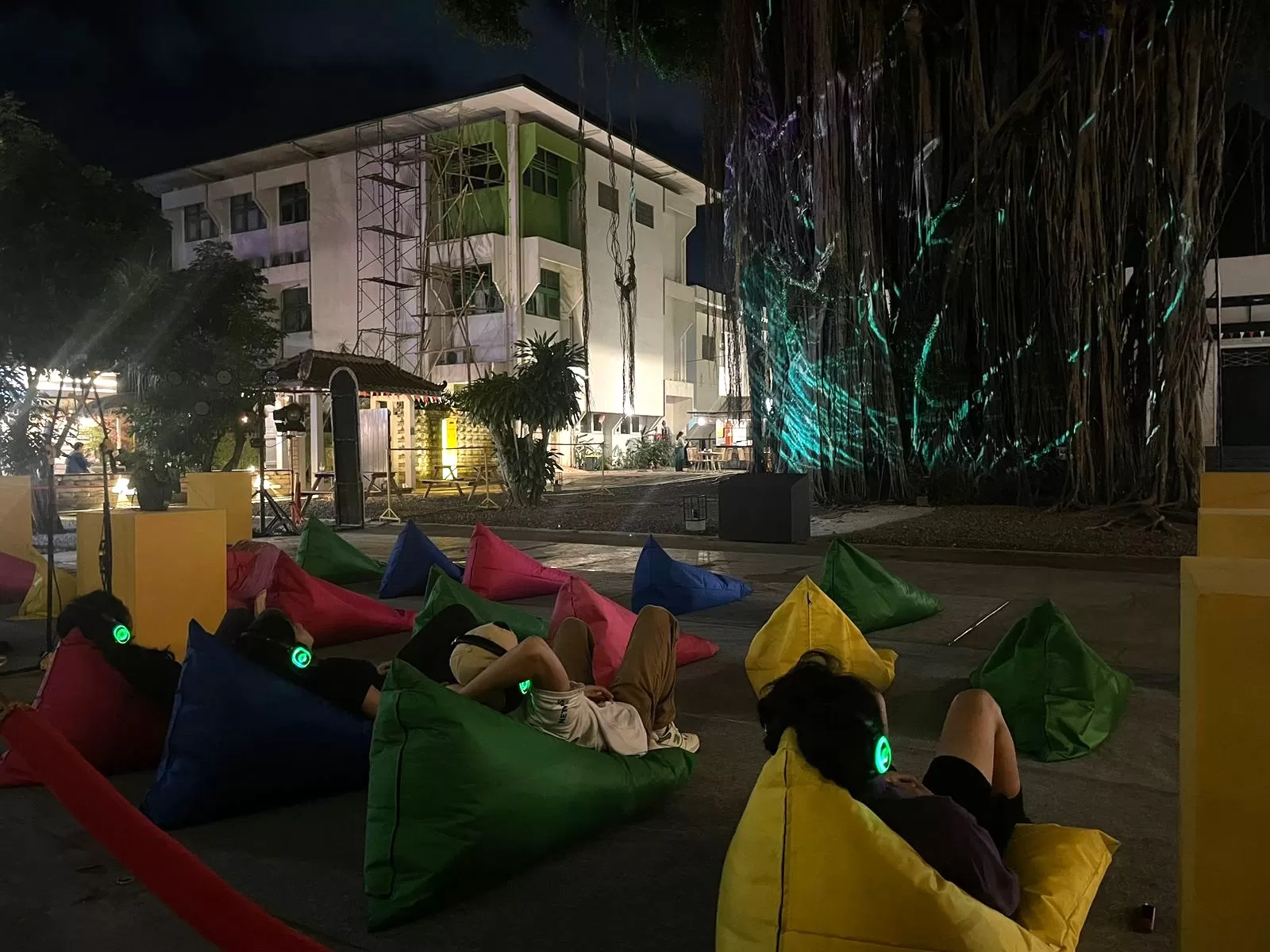 Penonton sedang menikmati gelaran bertajuk H.E.A.R.T yang berlangsung di bawah pohon beringin JNM. (Ist)