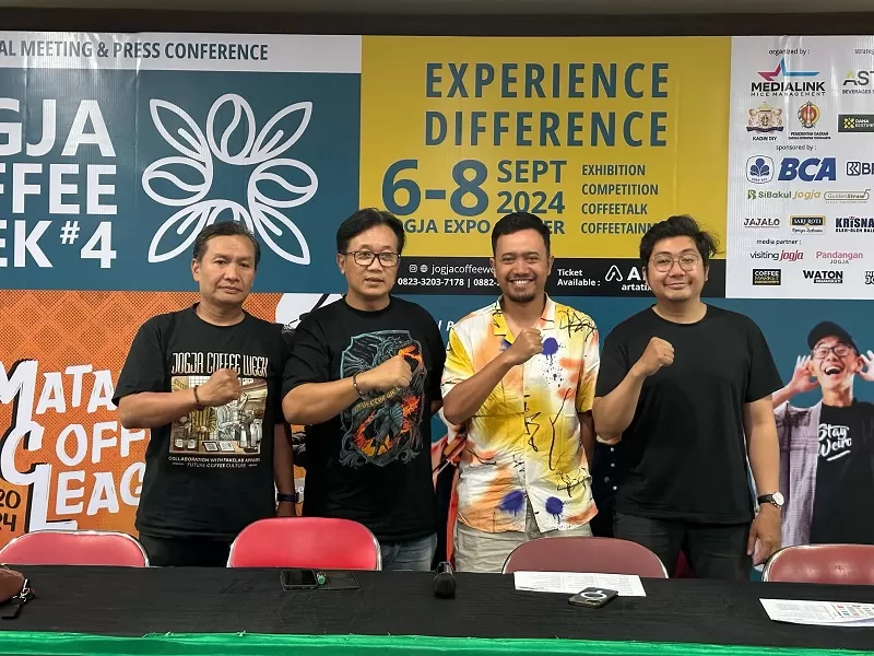 Penyelenggara saat berfoto untuk media (Harminanto)