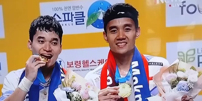 Pasangan Leo Rolly Carnando/Bagas Maulana  dengan medali emas, uang pembinaan dan penghargaan lainnya.  