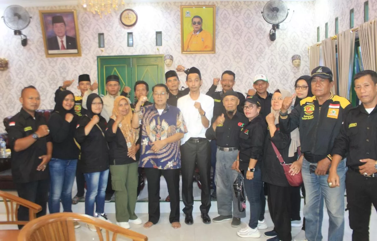   Syarief Guska, HM Gandung Pardiman dan sebagian relawan.  (Deddy EW)
