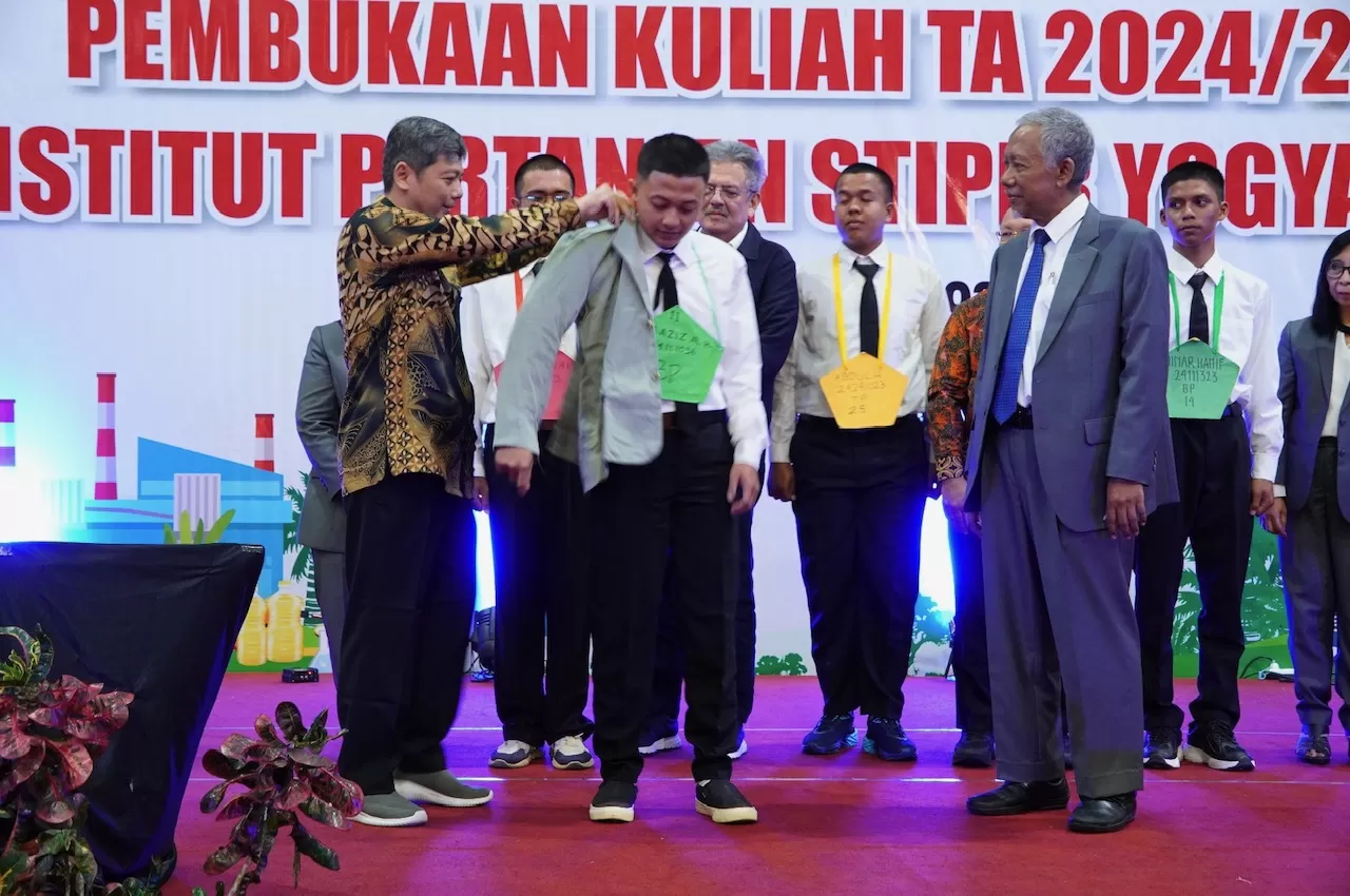 Kepala LLDIKTI V saat pasangkan almamater maba INSTIPER (Ist)