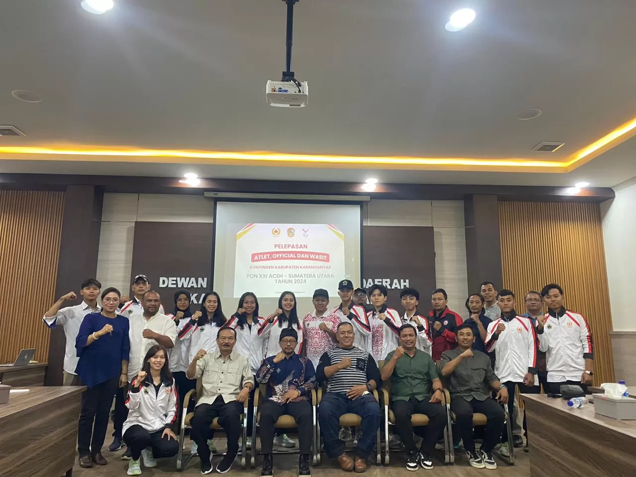 Pengurus KONI Karanganyar, atlet, dan official saat pelepasan di gedung OR DPRD setempat, Rabu (4/9/2024) malam.(Foto: Istimewa)