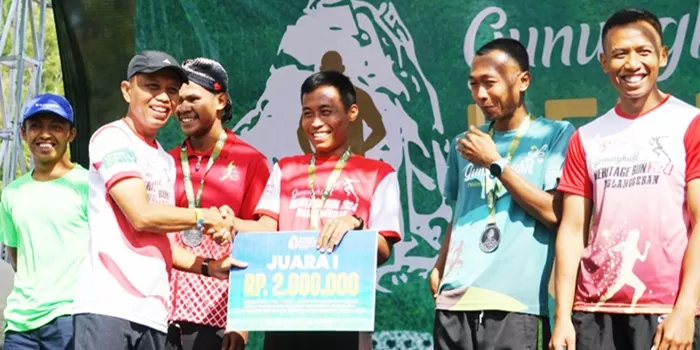 Kadispora serahkan hadiah kepada para juara.