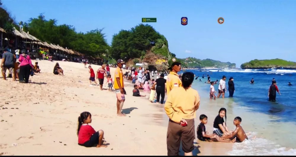 Wisatawan di pantai selatan  tak sepadapat bulan sebelumnya.  (Endar Widodo)