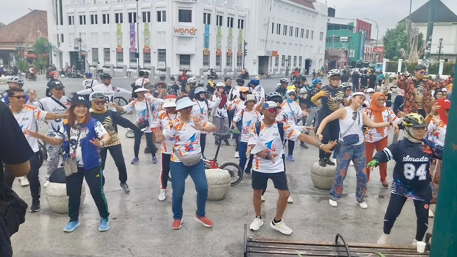 Flashmob alumni Smada 84 Surabaya di nol kilometer Yogyakarta (Ist)