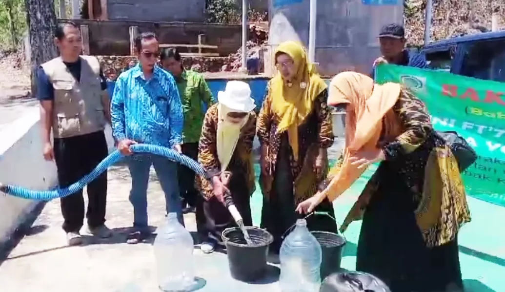Penyerahan bantuan secara simbolis dari pihak ketiga di Pedukuhan Trosari I, Tepus. Krjogja.com -Endar Widodo  