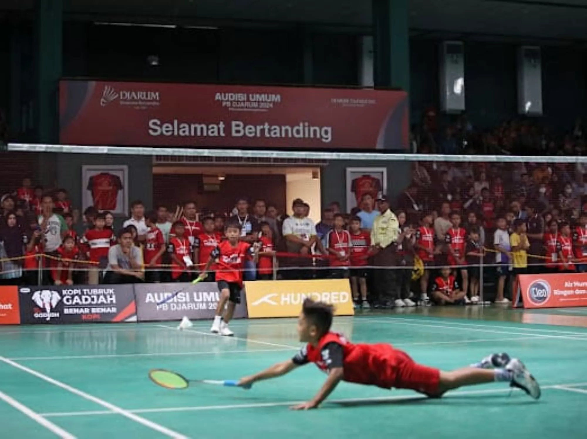 Salah satu peserta U-11 berjuang keras demi meraih kemenangan dan melanjutkan asa lolos ke fase turnamen Audisi Umum PB Djarum 2024, di GOR Djarum Jati Kudus, Rabu (11/9). (Muhammad Thoriq)