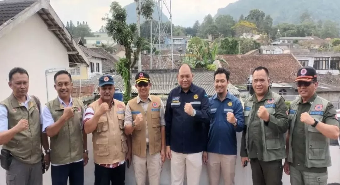   Kepala BNPB Suharyanto bersama Kepala BPPTKG Agus Budi Santosa, Kepala PVMBG Hadi Wijaya, Kepala Pelaksana BPBD Sleman Makwan dan BPBD DIY saat melakukan pemantauan aktivitas Gunung Merapi di Pos Pe (ANTARA/Victorianus Sat Pranyoto)