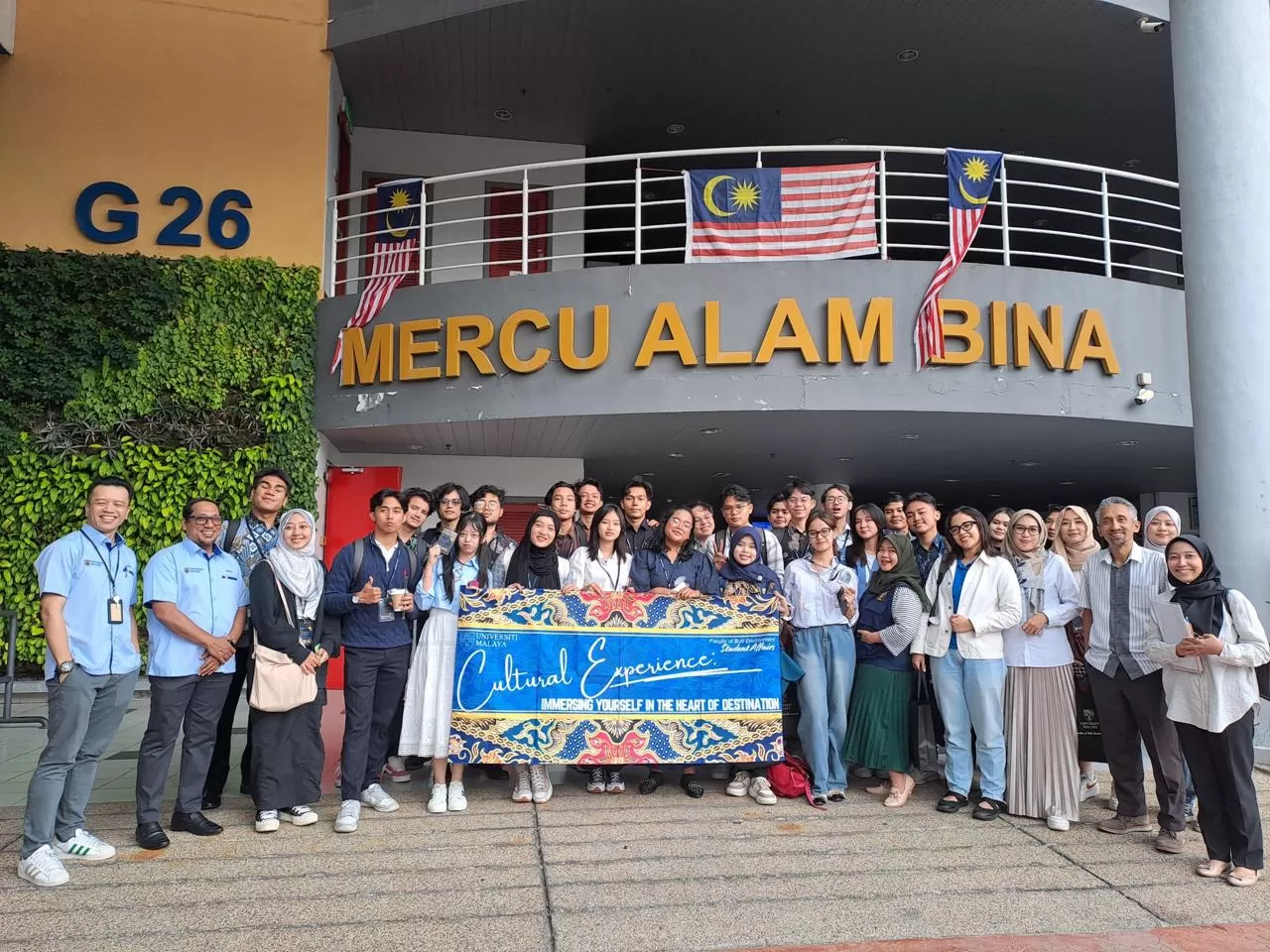 Peserta Summer Program dari SV Undip saat di Malaysia