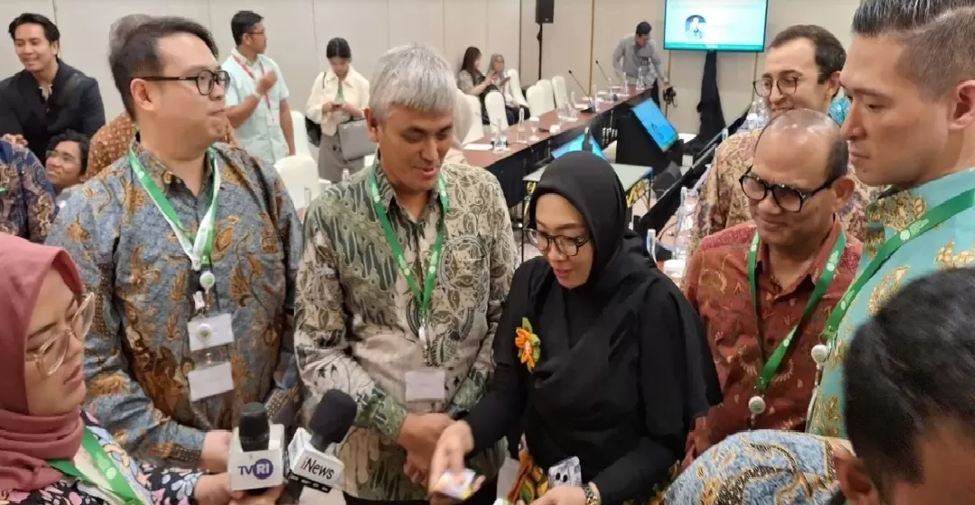  Deputi Sarana dan Prasarana Bappenas Ervan Maksum (kiri) dan Direktur Jenderal Energi Baru, Terbarukan, dan Konservasi Energi (EBTKE) Kementerian ESDM Eniya Listiani Dewi (kanan) saat sesi pleno Indo (ANTARA/Bayu Saputra)