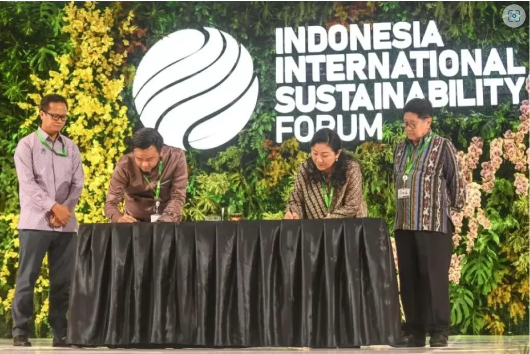  Deputi Bidang Koordinasi Sumber Daya Maritim Firman Hidayat (kedua kiri) bersama Senior Vice President and Executive Chair Konservasi Indonesia Meizani Irmadhiany (kedua kanan) disaksikan Wakil Ketua (ANTARA FOTO/Asprilla Dwi Adha/foc.)