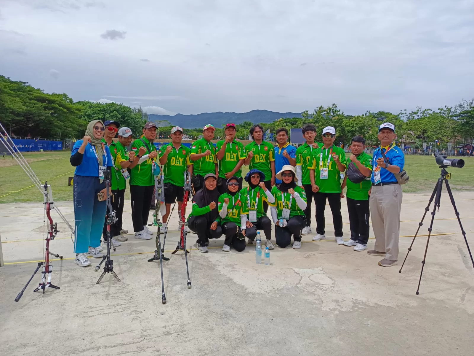  Tim recurve dan compound putra DIY merayakan keberhasilan mereka lolos ke babak final perebutan medali emas di PON XXI Aceh-Sumut 2024 bersama rekan-rekannya.&nbsp;Foto : Adhitya Asros