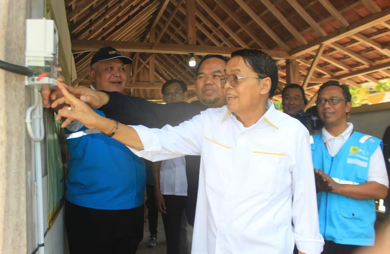 HM Gandung Pardiman MM menyalakan meteran BPBL.  (deddy ew)