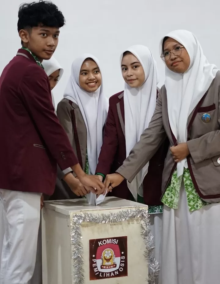 Memasukkan kartu suara di kotak Komisi Pemilihan OSIS. (Foto: Istimewa)