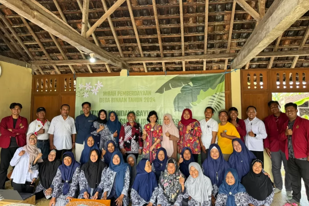   Para dosen pengabdi bersama warga Dusun Sulang Kidul di sela pelatihan.&nbsp;Foto: Istimewa