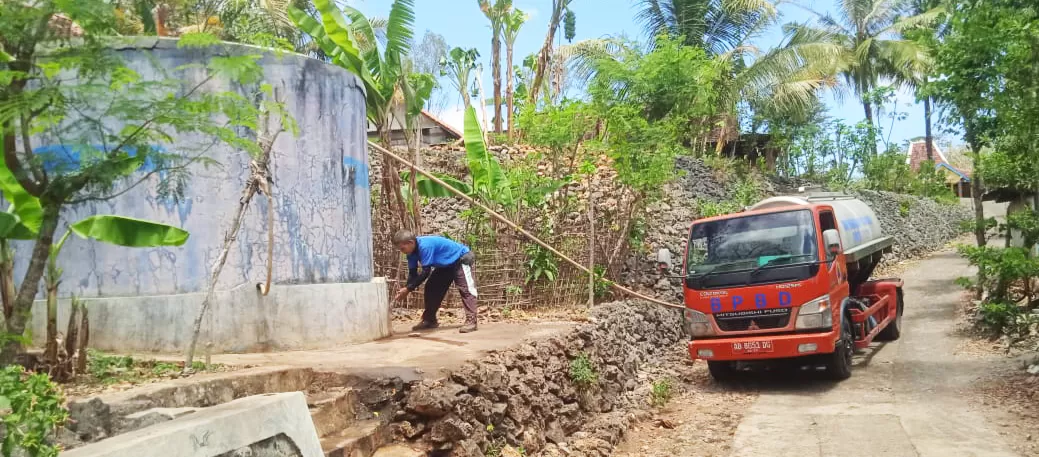 BPBD terus dropping air di bak-bak penampungan  air hujan (PAH) penduduk yang kekeringan (Endar Widodo)