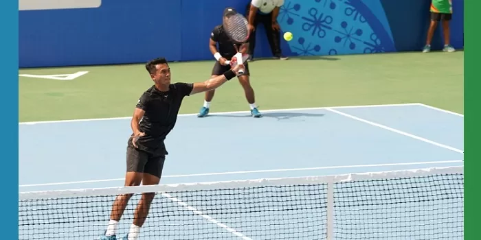  Petenis DIY, Aditya Hari Sasongko menyerobot bola saat bertemu Jawa Timur di semifinal. (Foto : Antri Yudiansyah)