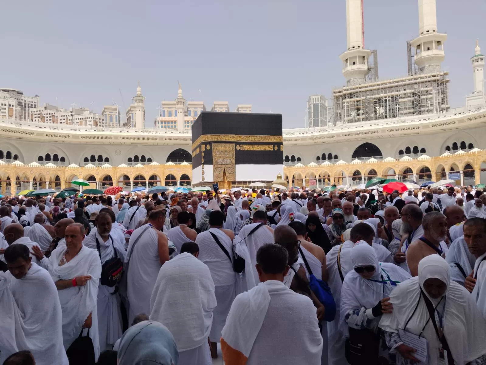 Para jemaah haji sedang melakukan tawaf di Masjidil Haram. Hasil penilaian BPS, tingkat kepuasan jemaah haji tahun 2024 sangat memuaskan (Foto: Primaswolo Sudjono)