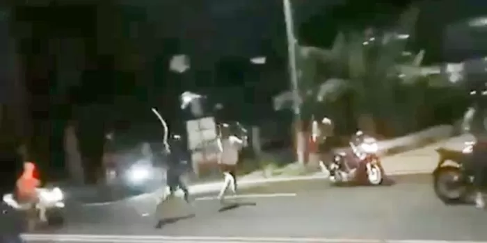 Ilustrasi.Aksi Tawuran Sejumlah Remaja Terlihat Membawa Sajam di Barat SPBU Sunggingan, Boyolali. (Foto : Istimewa)