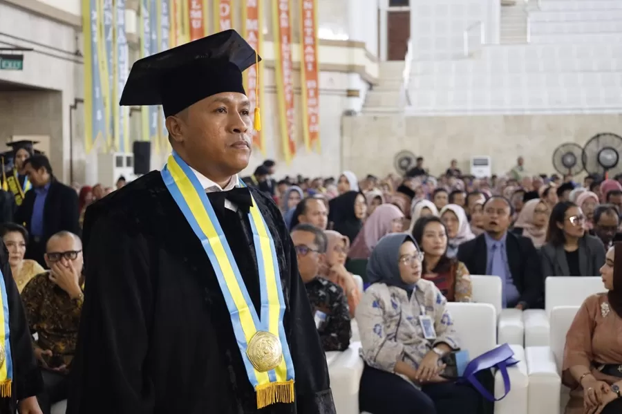 Dr Nazario Gomes ST MT, asal Timor Leste saat wisuda gelar doktor di UPNVY. (Istimewa)