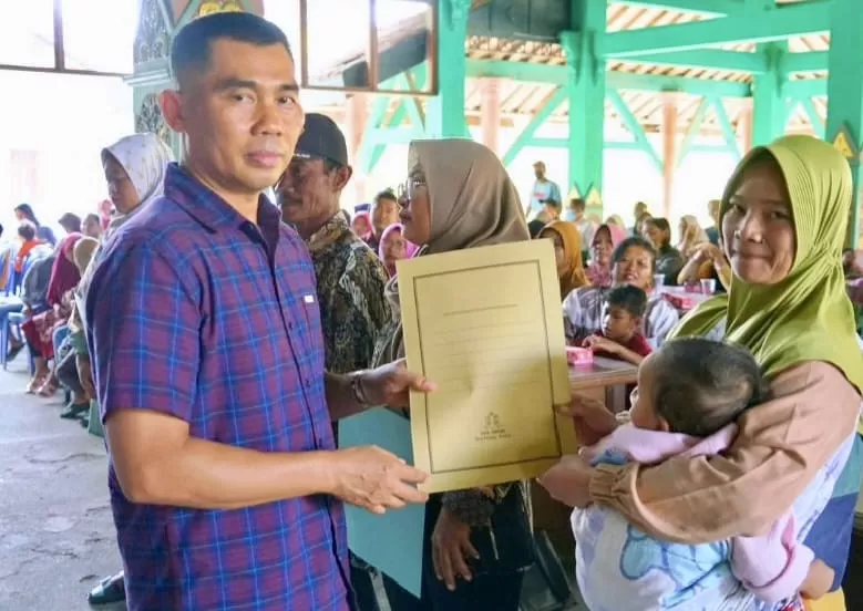Bupati Gunungkidul saat menyerahkan bantuan PIP Kaisar Abu Hanifah (ist)