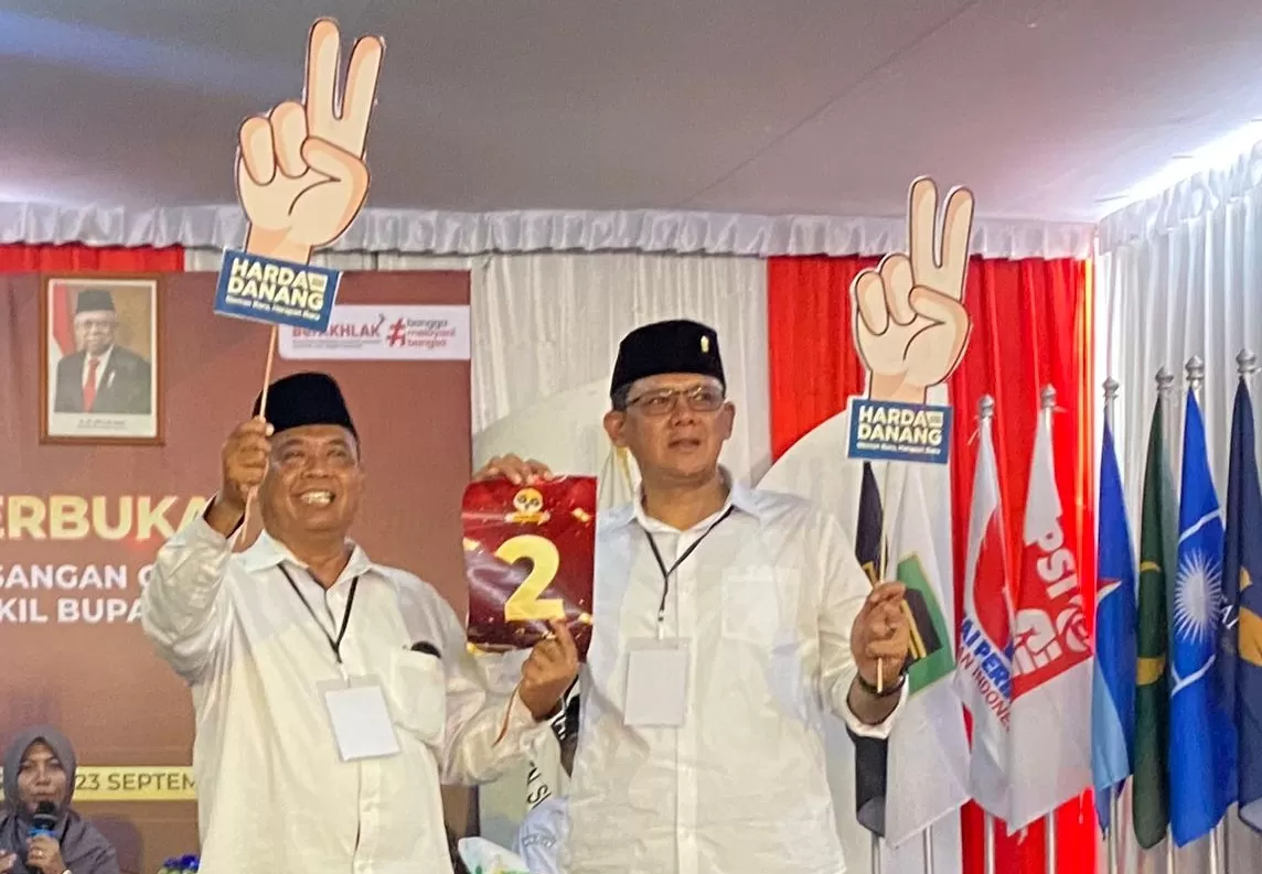Harda-Danang menunjukkan nomor urut 2 dalam pengundian pasangan calon bupati dan wakil bupati Sleman  (Foto : Saifullah Nur Ichwan)