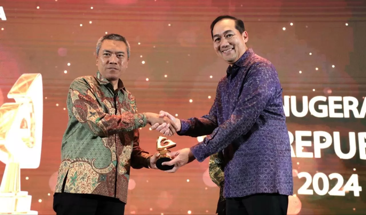  Direktur Retail Funding and Distribution BRI Andrijanto saat menerima penghargaan (istimewa)