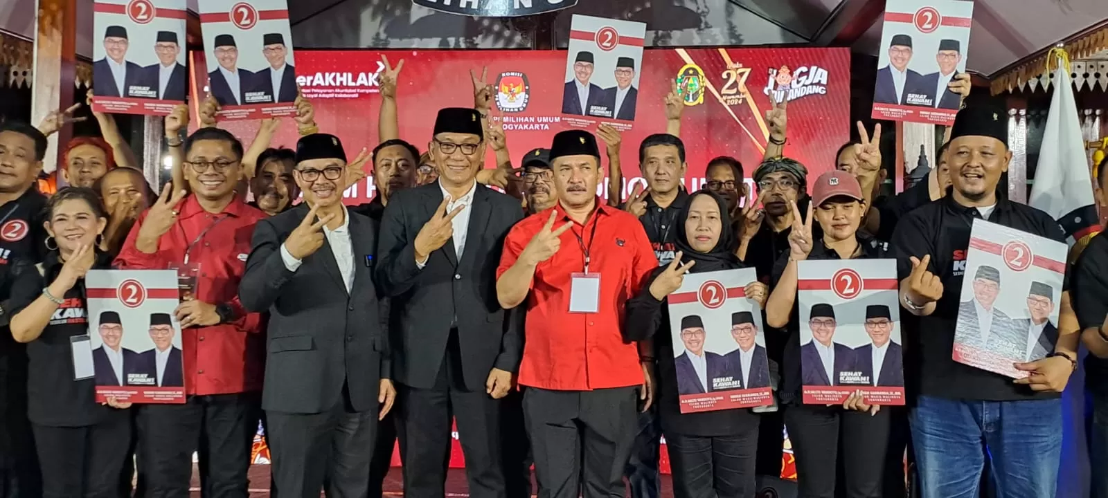 Eko Suwanto (tengah) dengan pasangan calon yang diusung PDI Perjuangan serta para pendukungnya. (Foto Istimewa)